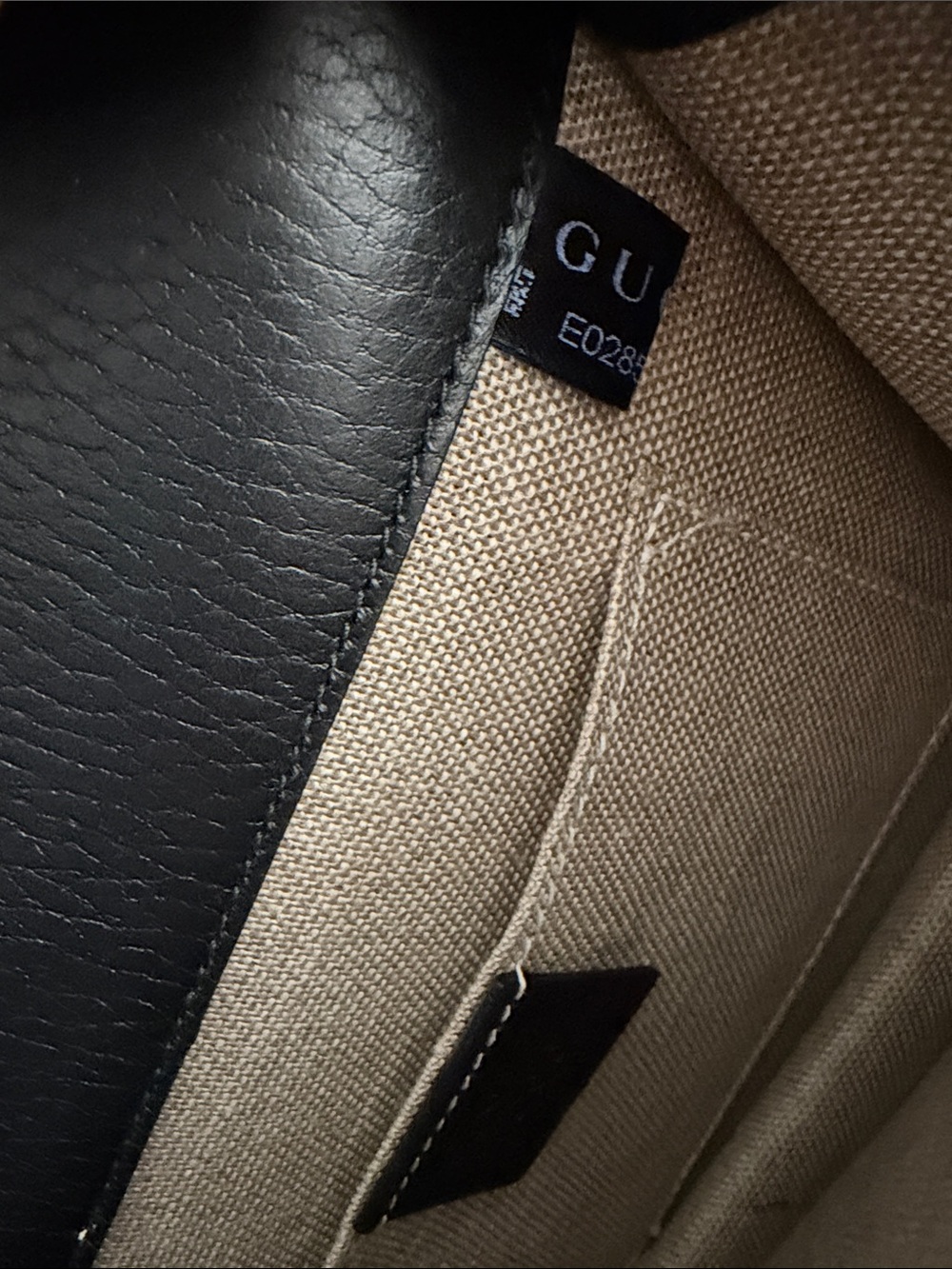 Gucci Black Crossbody Bag with Chain Strap and Iconic Logo - Picture 13 of 14